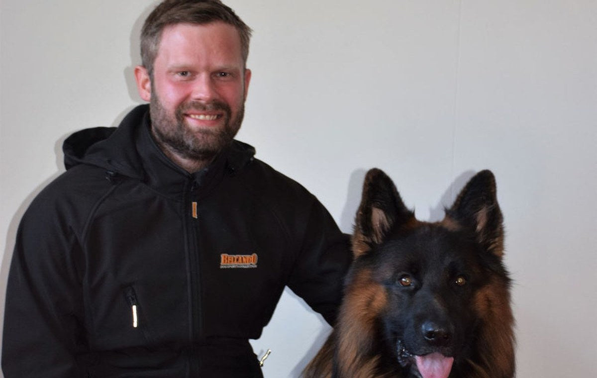 Vilhjálmur hundaþjálfari hjá Hundakúnst ásamt hundinum Pilot